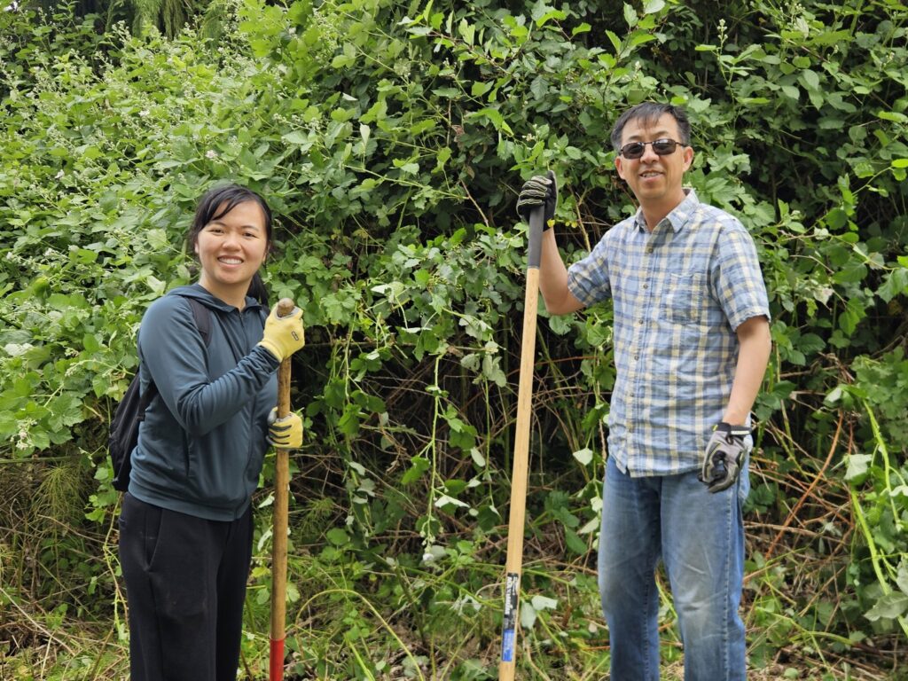 Grace has joined several activities in Langley and this time brought her father Wei Dong with her as another person passionate about plants and as a great opportunity to spend time together!